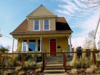 3725 Kerby Ave, Portland, OR 97227-1239