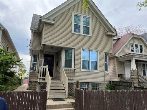 2215 14th St, Milwaukee, WI 53215-2717