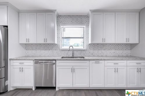 718 Grosvenor St, San Antonio TX 78221-1408 exterior