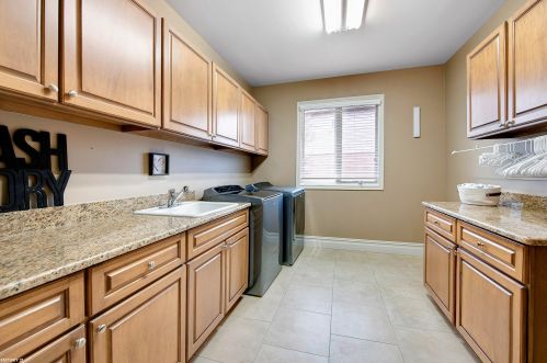 1140 Autumnview Dr, Rochester MI 48307-6060 exterior