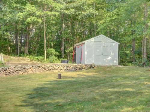 39 Tra Mart Dr, Uncasville CT  06382-1115 exterior