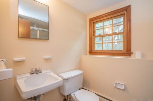 66 Lamplighter Ln, Hartford CT 06111-5232 exterior