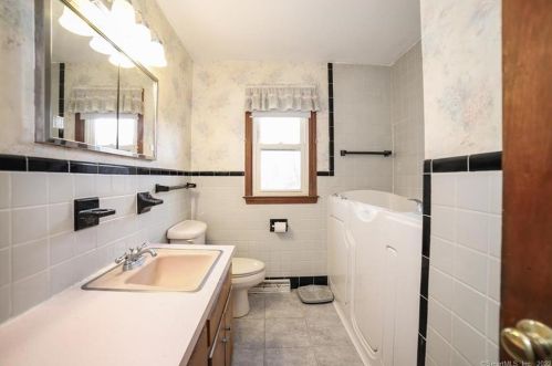 7 Curtis Ct, North Haven CT 06473-3921 exterior