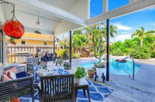 679 96 Ave, Naples FL 34108-2463 exterior