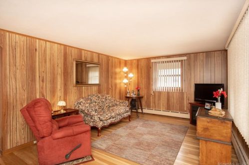 8 Arthur Ave, Enfield CT 06082-2502 exterior