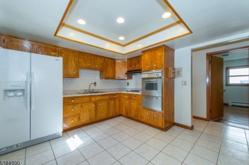 29 Westminster Ter, Town Center NJ 07052-2735 exterior