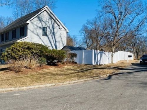 231 Pondview Dr, Springfield, MA 01118-1146