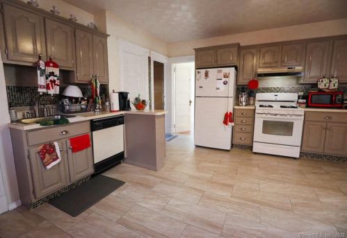 323 Oak St, New Britain CT 06051-1213 exterior