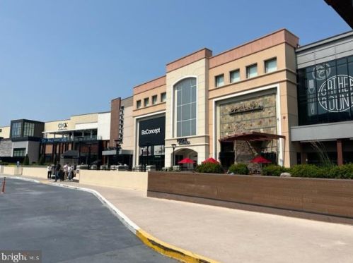 1902 Wilson Ln, Mc Lean VA  22102-1942 exterior