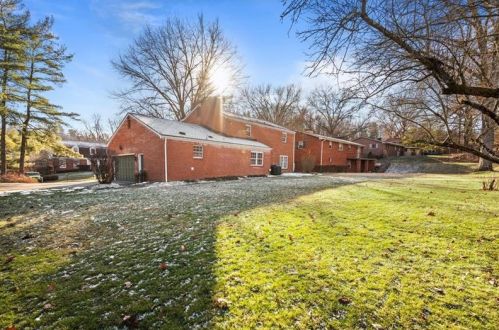 100 Thornberry Dr, Pittsburgh PA 15237-3349 exterior