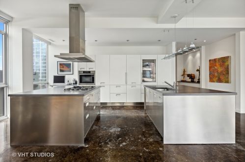 156 Superior St, Chicago IL  60611-2916 exterior