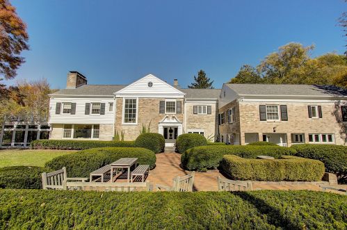 8415 Pelican Ln, Milwaukee WI 53217-2060 exterior