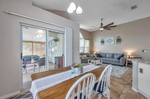 9616 Long Meadow Dr, Tampa FL  33615-1236 exterior