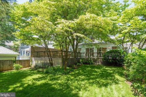 3912 Blackthorn St, Bethesda MD 20815-5056 exterior