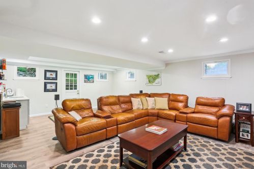 18052 Ml Crk Dr, Rockville MD 20855-1000 exterior