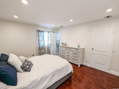 12 Kenswick Ln, Huntington Station NY 11746-2805 exterior