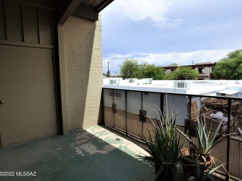 2525 Alvernon Way, Tucson AZ  85712-2421 exterior