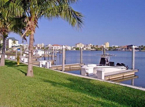 450 Launch Cir, Naples FL 34108-2355 exterior