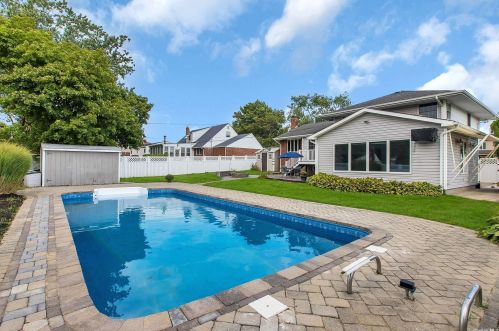 6 Gaymor Ln, Commack NY 11725-1305 exterior