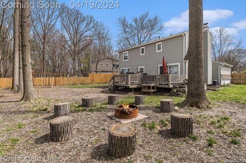 823 Randall Dr, Troy MI  48085-4849 exterior