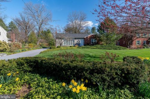 1514 Hollywood Dr, Lancaster, PA 17601-5230