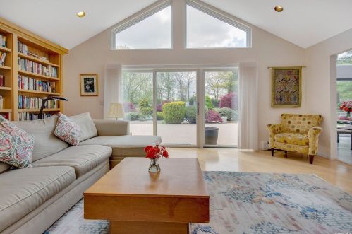 31 Lucille Ln, Huntington Station NY 11746-5810 exterior