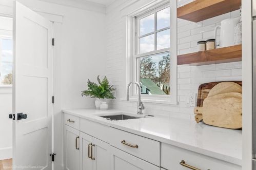 166 Ruggles Ave, Middletown RI 02840-4351 exterior