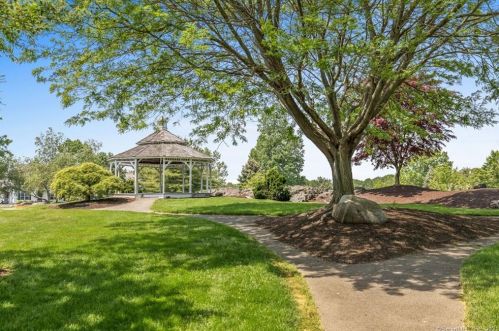 31 Lookout Hl Rd, Milford CT 06461-1878 exterior