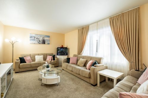 5135 Camelot Ln, Milwaukee WI 53221-3121 exterior