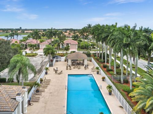 6910 Fairway Lk Dr, Boynton Beach FL 33472-6807 exterior