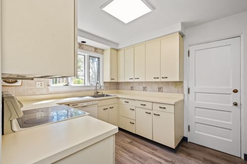 1243 Pinewood Dr, Pittsburgh PA  15243-1811 exterior