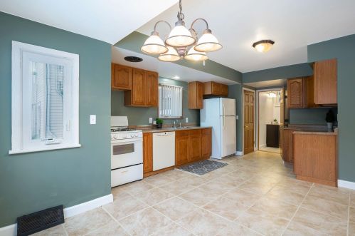 1094 Sanford St, Meskegon MI 49444-1437 exterior