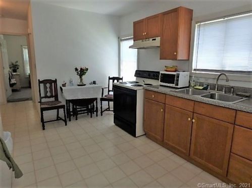 47 Maple St, Manchester CT 06040-5527 exterior