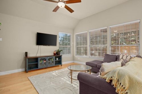 8119 Frst Hts Ln, Austin TX 78749-3506 exterior