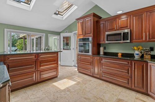 10 Beacon Ter, Middletown RI 02842-4808 exterior