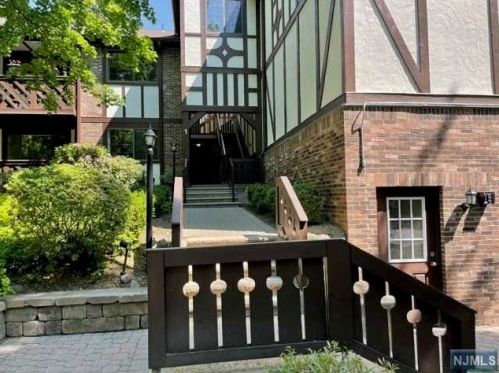 107 Mark Twain Way, Mahwah NJ  07430-3402 exterior