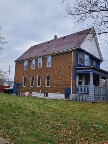 2463 Chambers St, Milwaukee, WI 53206-1128