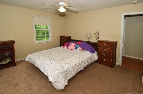 4 Autumn Dr, Enfield CT 06082-6236 exterior