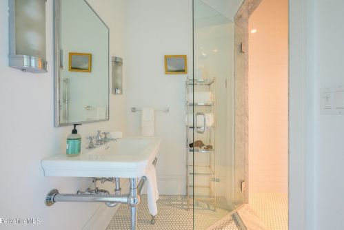 2 Kemble St, Lenox MA 01240-2816 exterior