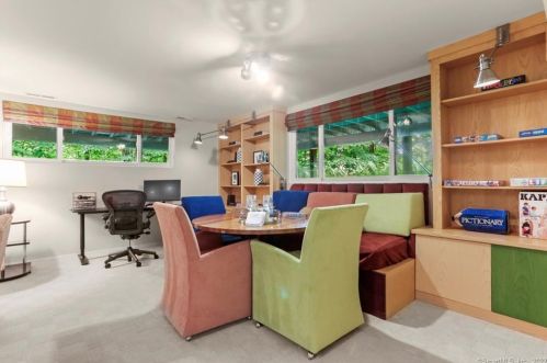 10 Hockanum Rd, Westport CT 06880-2121 exterior