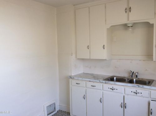 210 Hackley Ave, Meskegon MI 49444-1060 exterior