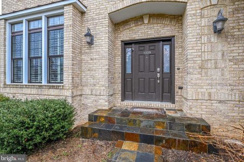 1339 Mayflower Dr, Mc Lean VA 22101-5612 exterior