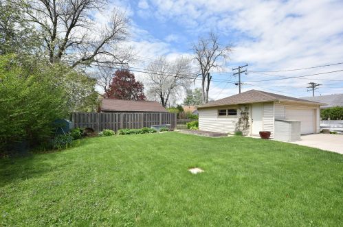 7535 Seneca Rd, Milwaukee WI 53217-3142 exterior