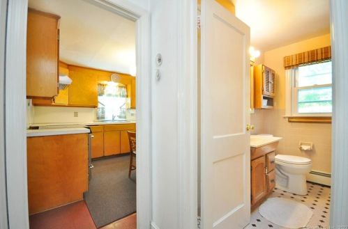 132 Walker St, Manchester CT 06040-4329 exterior