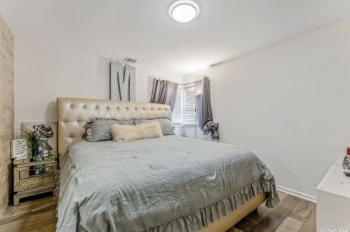 59 Avondale St, Valley Stream NY 11581-1801 exterior