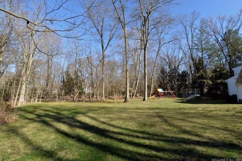 668 Ridgebury Rd, Ridgefield CT 06877-1117 exterior