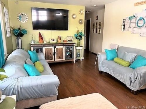 2 Euclid Ave, Middletown, NY 10940-6702