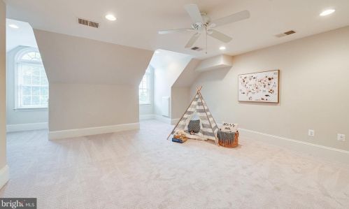 1402 Harvest Xing Dr, Mc Lean VA 22101-5650 exterior