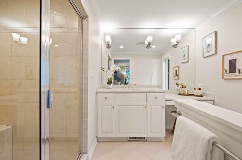 7607 Lake Dr, Milwaukee WI  53217-2909 exterior