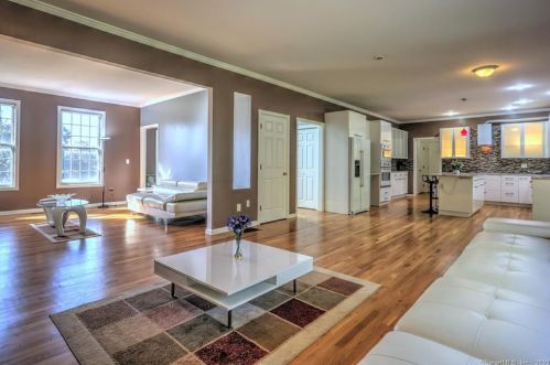 2 Dogwood Ln, Wallingford CT 06492-1953 exterior